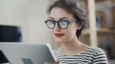 Şık esmer ev ofisinde evden çalışma