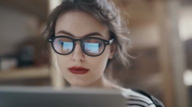 Şık esmer ev ofisinde evden çalışma