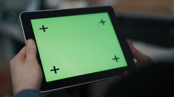 Muž drží prázdné tablet pc se zelenou obrazovkou pro vlastní obsah. — Stock video