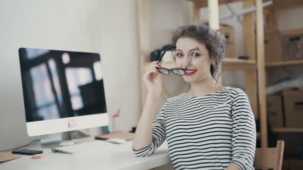 Morena con estilo trabajando desde casa en su oficina en casa — Vídeos de Stock