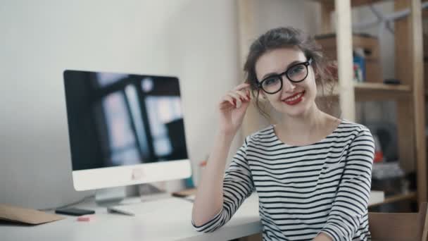 Morena elegante trabalhando em casa em seu escritório em casa — Vídeo de Stock