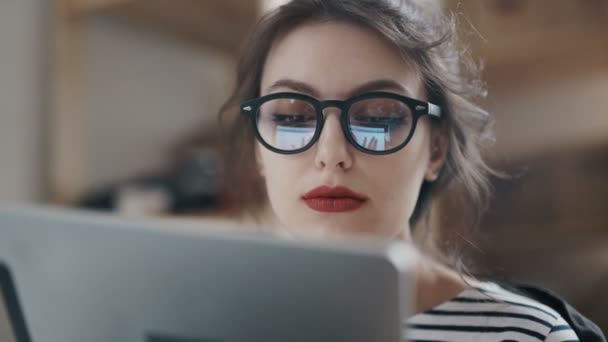 Élégante brune travaillant de la maison dans son bureau à la maison — Video