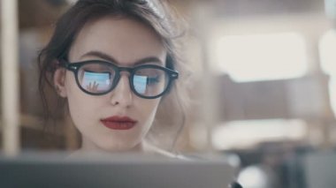 Şık esmer ev ofisinde evden çalışma