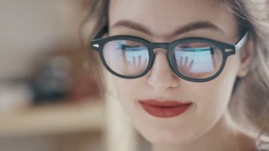 Şık esmer ev ofisinde evden çalışma