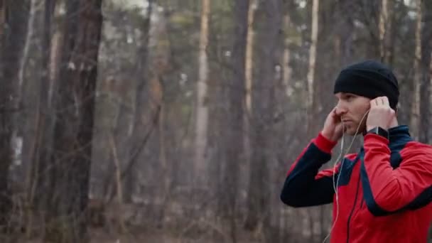 Mann läuft beim Waldtraining — Stockvideo