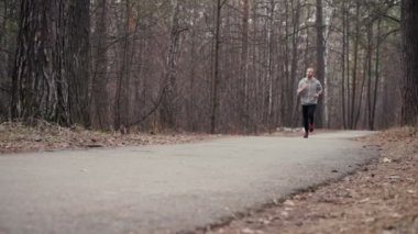 Orman ormanda eğitimde çalışan adam ve akıllı saatler bak.