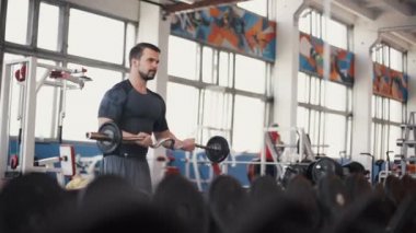 Güçlü adam - bir spor salonunda dumbbells ile vücut geliştirmeci ile Halter egzersiz
