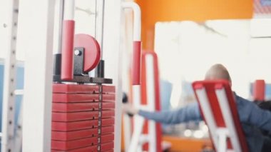 paslı ağırlık yığını bir spor salonunda