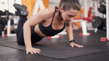 spor salonunda esmer kadın itmek push-up egzersiz egzersiz kadar