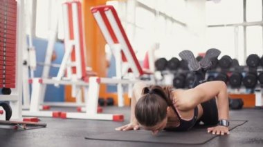 spor salonunda esmer kadın itmek push-up egzersiz egzersiz kadar