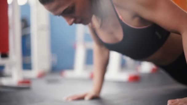 Morena mujer en gimnasio push-up push-up ejercicio — Vídeo de stock