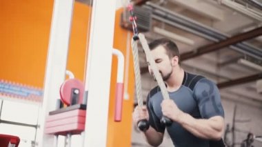 Ağırlık makine aşağı çekme üzerinde egzersiz