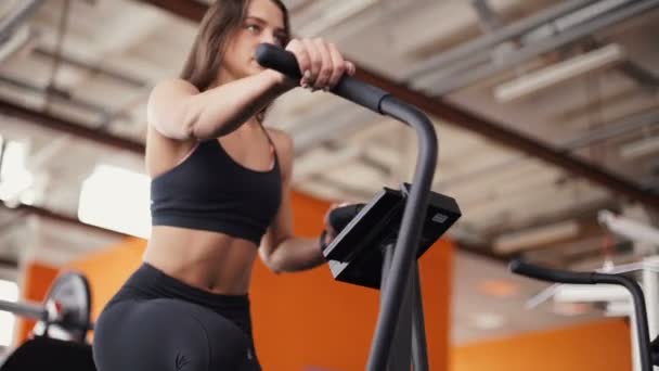 Femme sur le vélo de gymnase faire de l'exercice cardio. — Video