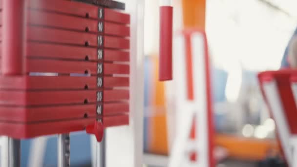 Rostig vikt stack i ett gym — Stockvideo