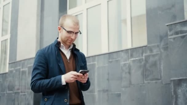 Retrato de jovem bonito elegante falando no telefone móvel — Vídeo de Stock