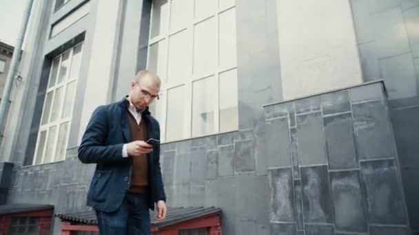 Portret van stijlvolle knappe jonge man praten op mobiele telefoon — Stockvideo