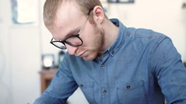 şık mimar planı üzerinde çalışma