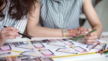 Birlikte bir mimar ofiste çalışan iki kadın