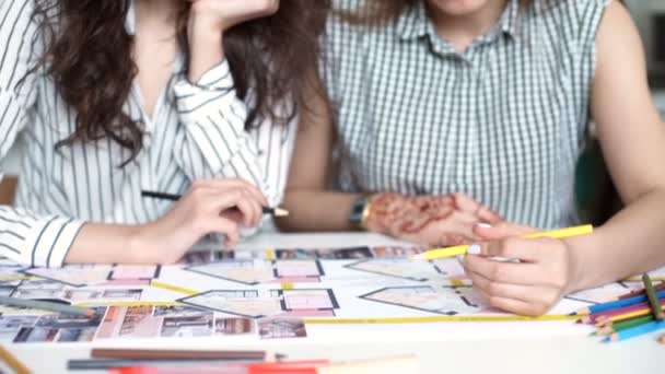 Twee vrouwen samen te werken bij een kantoor van de architect — Stockvideo