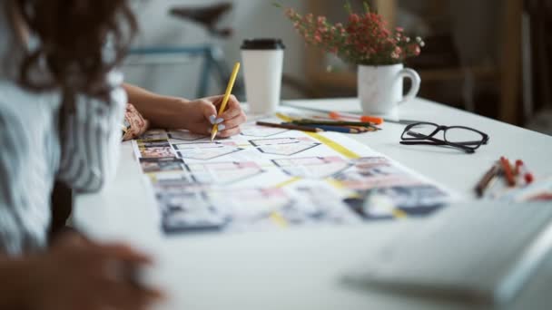 Dos mujeres trabajando juntas en una oficina de arquitectos — Vídeos de Stock