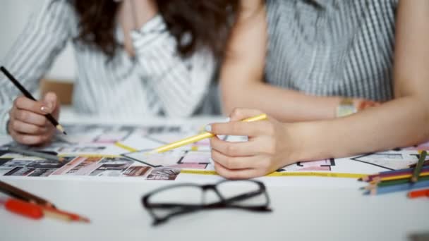 Dos mujeres trabajando juntas en una oficina de arquitectos — Vídeos de Stock