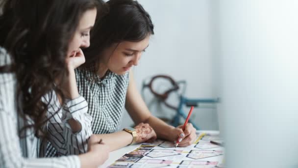 Dos mujeres trabajando juntas en una oficina de arquitectos — Vídeos de Stock