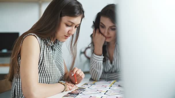 Dos mujeres trabajando juntas en una oficina de arquitectos — Vídeos de Stock