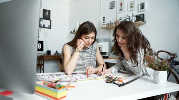 Dos mujeres trabajando juntas en una oficina de arquitectos — Vídeos de Stock