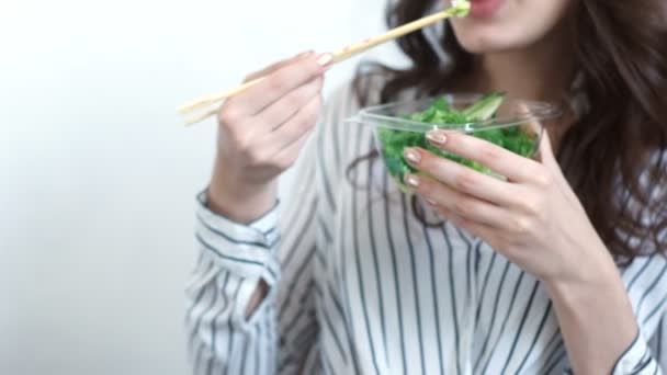 Mujer de negocios disfrutando de ensalada fresca para el almuerzo en el escritorio de la oficina — Vídeo de stock