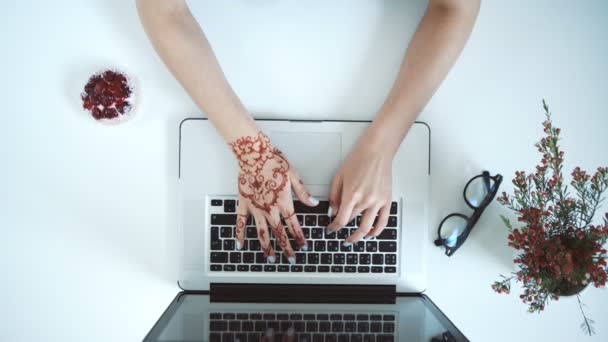 Bovenaanzicht. Jonge vrouw met laptopcomputer — Stockvideo