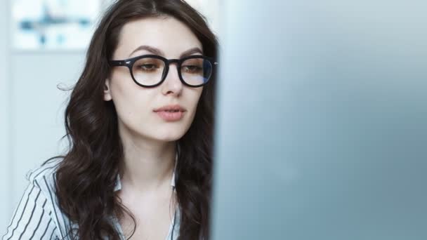 Heureuse jeune femme hispanique utilisant une tablette informatique au bureau ou à l'école — Video