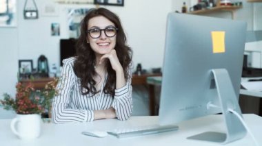 okulda veya office tablet bilgisayar kullanan genç kadın. kameraya bak