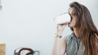 Bir bisiklet olan şık kadın