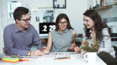 Takım inşaat proje üzerinde çalışan mimarlar