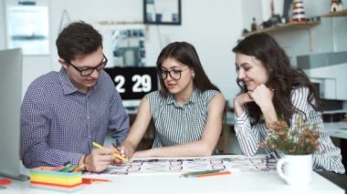 Takım inşaat proje üzerinde çalışan mimarlar