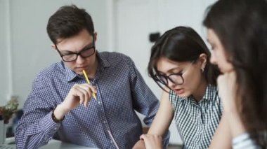 Takım inşaat proje üzerinde çalışan mimarlar