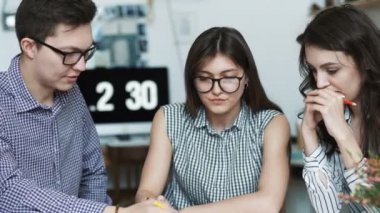 Takım inşaat proje üzerinde çalışan mimarlar