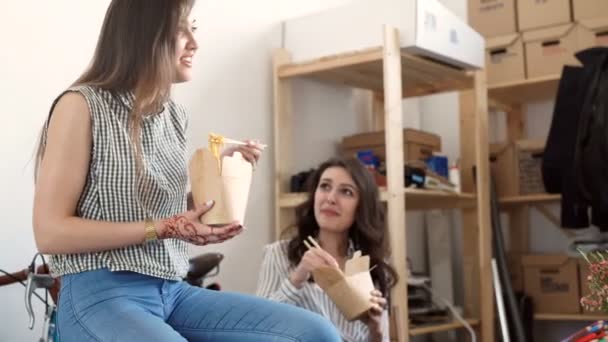 Leende unga affärskvinnor med lunch på bord i office — Stockvideo