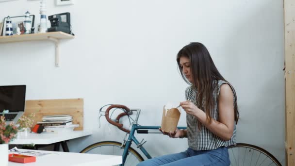 Zakenvrouw genieten van verse salade voor de lunchpauze op Bureau — Stockvideo