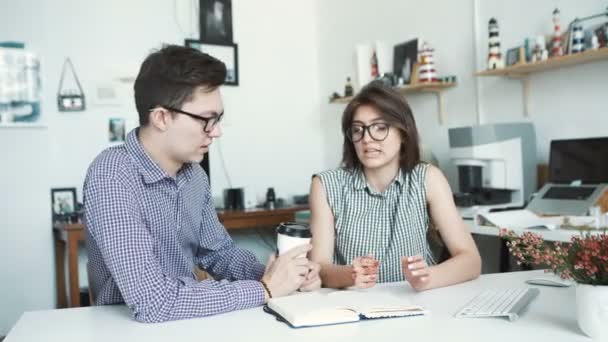 Vista lateral de colegas de negócios sorridentes trabalhando no laptop — Vídeo de Stock