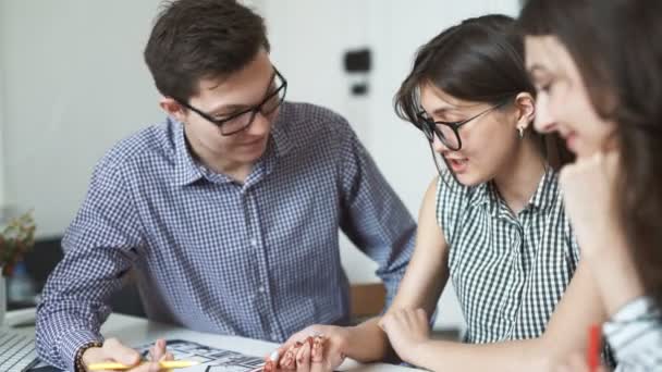 Equipo de arquitectos trabajando en el proyecto de construcción — Vídeos de Stock