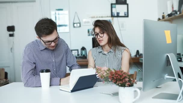 Vista lateral de colegas de negócios sorridentes trabalhando no laptop — Vídeo de Stock