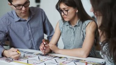 Takım inşaat proje üzerinde çalışan mimarlar