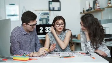 Takım inşaat proje üzerinde çalışan mimarlar