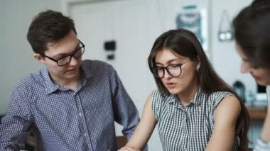 Takım inşaat proje üzerinde çalışan mimarlar