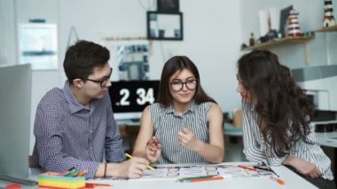 Takım inşaat proje üzerinde çalışan mimarlar