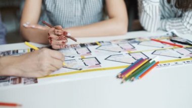 Takım inşaat proje üzerinde çalışan mimarlar