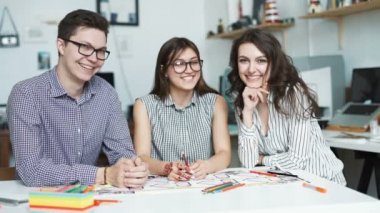 Takım inşaat proje üzerinde çalışan mimarlar