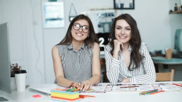 Dos mujeres trabajando juntas en una oficina de arquitectos. mira a la cámara — Vídeos de Stock