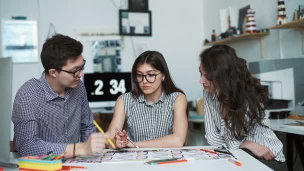 Team di architetti che lavorano al progetto di costruzione — Video Stock